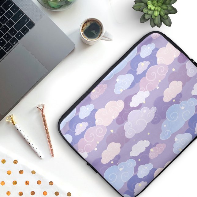 Capa Para Notebook Padrão de Nuvens e Estrelas de Pastel Whimsical (Whimsical Purple Clouds and Sky Patterned Laptop Sleeve)