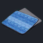 Capa Para Notebook Padrão de Ogee Azul sem Dólar<br><div class="desc">A bolsa de laptop personalizada do na moda apresenta um padrão de ogee azul ondulante. As formas de ogee de bloqueio variam de azul escuro a azul claro e traseiro. Em contraste, os contornos contínuos da curva S mudam de azul claro para azul escuro e de trás. As formas geométricas...</div>