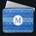 Capa Para Notebook Padrão de Ogee de Cor Azul Elegante com Monograma<br><div class="desc">Adicione o seu monograma inicial a uma bolsa de laptop adorável que apresenta formas de óculos que vão do azul escuro ao azul claro e atrás. Em contraste, os contornos contínuos da curva S mudam de azul claro para azul escuro e de trás. As formas geométricas azuis pintadas têm um...</div>