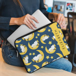 Capa Para Notebook Padrão De Ovelha, Ovelha Dormindo, Lua, Seu Nome<br><div class="desc">Padrão bonito,  divertido e adorável com ovelhas dormindo,  lua e estrelas. Presente moderno e moderno,  perfeito para o amante das ovelhas na sua vida. Personalize adicionando o seu nome,  apelido,  monograma ou iniciais.</div>