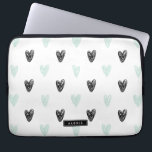 Capa Para Notebook Padrão de Pontos de Mint e Black Hearts Personaliz<br><div class="desc">Manga de café personalizada,  bonita e moderna,  com horta e corações negros e caligrafia moderna. Você pode personalizar este produto adicionando um nome ou uma frase curta.</div>