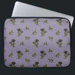Capa Para Notebook Padrão de Rosa escuro<br><div class="desc">Bolsas de laptop venenosa e gótica com ilustração de rosas pretas com verde feito em um padrão. O fundo é roxo.</div>