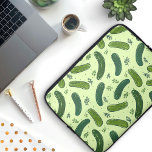 Capa Para Notebook Padrão de Seletor de Dill Desenhado Mão<br><div class="desc">Este padrão é meio que um grande dill ;) apresenta picles dll desenhados à mão,  completos com detalhes de dll sprigs,  colocados contra um pano de fundo verde brilhante na sombra de sumo de picles. Perfeito para amantes de picles e fofodies para adicionar uma mistura de diversão e personalidade!</div>