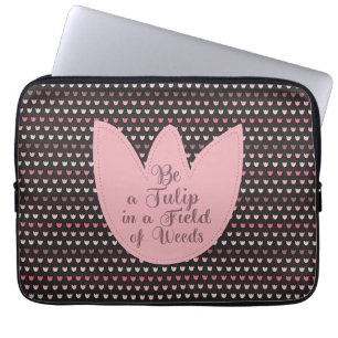 Capa Para Notebook Padrão de Tulipa Rosa Simples com fundo escuro