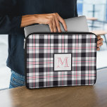 Capa Para Notebook Padrão de Xadrez Preto, Rosa, Monograma<br><div class="desc">Esta bolsa de laptop personalizada apresenta um padrão moderno de tartan (xadrez) com listras em branco,  cor-de-rosa avermelhado e preto e um monograma enquadrado em cores compatíveis.</div>