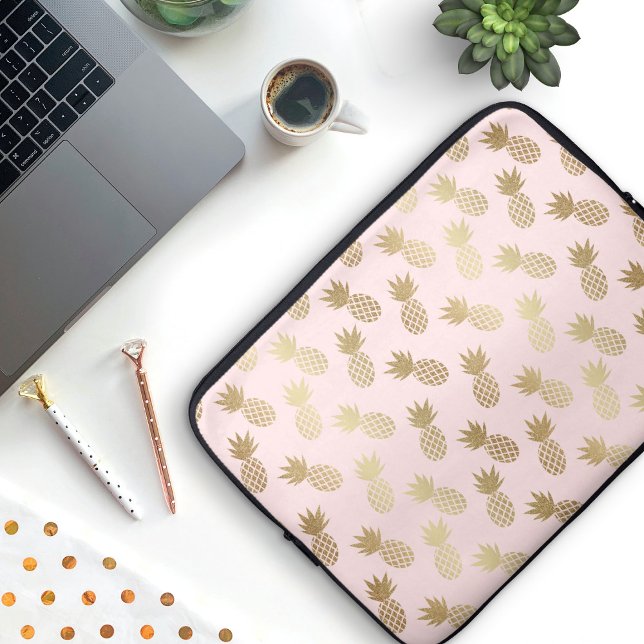 Capa Para Notebook Padrão Dourado de abacaxi (Faux Gold & Pink Pineapple Pattern Laptop Sleeve)
