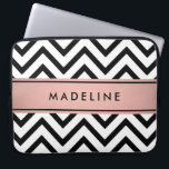Capa Para Notebook Padrão e nome moderno do diafragma cor-de-rosa, pr<br><div class="desc">Proteja seu laptop com estilo com uma manga moderna. O design apresenta um padrão de zigueiro preto e branco, uma faixa de folha de ouro rosa a preto e branco, bonito faux em rosa e preto, e o seu nome ou outro texto personalizado. Este elegante e moderno caso de computador...</div>