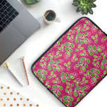 Capa Para Notebook Padrão Festivo De Folhagem De Morango, Fuchsia<br><div class="desc">Um padrão festivo vibrante e alegre de groselhas vermelhas desenhadas digitalmente nos seus caules com folhas verdes, colocado sobre um fundo festivo vívido de fuchsia. Cada morango e as folhas são coloridas em uma textura aquosa para um toque artístico com uma vibração convidativa e alegre. Este padrão tem um charme...</div>