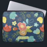 Capa Para Notebook Padrão Floral Colorido Azul Escuro Personalizado<br><div class="desc">Padrão floral colorido bonito sobre fundo azul escuro com personalização opcional.</div>