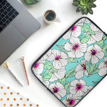 Capa Para Notebook Padrão Floral Tropical de Hibiscus Rosa e Branco<br><div class="desc">Um padrão de flores brancas de hibisco com centros claros cor-de-rosa e magenta. Eles estão cercados por folhas verdes frescas,  e colocados sobre um fundo azul-céu. Este jardim de flores tropicais é perfeito para primavera e verão!</div>
