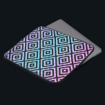 Capa Para Notebook Padrão geométrico colorido e colorido<br><div class="desc">Padrão geométrico preto elegante sobre brilho em rosa azul e roxo.</div>