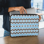 Capa Para Notebook Padrão Geométrico da Cinza Azul Moderna Herringbon<br><div class="desc">Esta bolsa de laptop apresenta um padrão geométrico colorido,  herringbone,  em azul,  cinza escura e branco.</div>