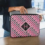 Capa Para Notebook Padrão Geométrico de Brilho Rosa Personalizado<br><div class="desc">Esta bolsa de laptop feminina personalizada apresenta um padrão geométrico colorido (quadrados) em rosa,  brilho roxo,  preto e branco. Monograma grande e nome na fonte bonito do script são enquadrados no centro em tons correspondentes.</div>