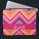 Capa Para Notebook Padrão Laranja Púrpura Cor-de-Rosa Quente<br><div class="desc">Um padrão de tendências com uma fonte clássica projetada para uma mulher feminina. Adicione seu nome ou monograma. Se precisar fazer ajustes no trabalho de arte,  clique no botão personalizar para fazer alterações.</div>