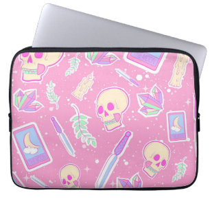 Capa Para Notebook Padrão Mágico de Pastel Goth com Caveiras, Crist