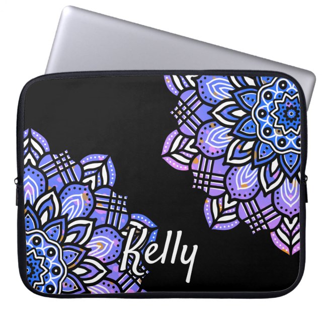 Capa Para Notebook Padrão Monograma de Mandala Roxo, Preto e Branco (Frente)