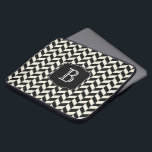 Capa Para Notebook Padrão ósseo de Herringbone preto e branco com mon<br><div class="desc">Um design de fêmur de herringbone atraente em preto e branco com um monograma personalizado que você pode editar com seu texto inicial ou outro texto desejado. Proteja seu laptop ou dispositivo tablet com estilo!</div>