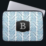 Capa Para Notebook Padrão Pintado de Chevrons Azul com Monograma<br><div class="desc">Um atraente padrão de cópula pintado com um aspecto tribal,  este design azul e branco tem um monograma personalizado que você pode editar com seu texto inicial ou outro texto desejado.</div>