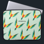 Capa Para Notebook Padrão Tropical de Aves Azul Personalizado<br><div class="desc">Pássaros tropicais de estilo geométrico em padrão repetido na bolsa de laptop azul com opção de personalização.</div>