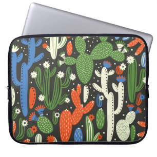 Capa Para Notebook padrão uniforme com cacto em fundo preto.