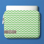Capa Para Notebook Padrão Verde Zig Zag Chevrons<br><div class="desc">Personalize esta bolsa de laptop na moda com o seu nome,  iniciais,  monograma,  data especial ou qualquer texto da sua escolha. Visite nossa loja para mais opções de padrões e cores,  além de produtos como capas de ipad,  cobrir de iphone e androides e muito mais!</div>