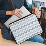 Capa Para Notebook Padrão Zigzag, Padrão Chevron, Azul, Cinza<br><div class="desc">Padrão elegante,  na moda e sofisticado zigue-zague (chevron) em azul,  cinza e branco. Presente moderno e moderno,  perfeito para o amante ziguezague na sua vida.</div>
