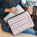 Capa Para Notebook Padrão Zigzag, Padrão Chevron, Rosa, Seu Nome<br><div class="desc">Padrão elegante,  na moda e sofisticado zigue-zague (chevron) em cor rosa,  cinza e branca. Presente moderno e moderno,  perfeito para o amante ziguezague na sua vida. Personalize adicionando o seu nome,  apelido,  monograma ou iniciais.</div>