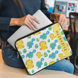 Capa Para Notebook Padrões De Dinossauros, Dinossauros Bonitos, Seu N<br><div class="desc">Um padrão bonito,  divertido e adorável com dinossauros e ovos bebês. Presente moderno e moderno,  perfeito para o amante dos dinossauros em sua vida. Personalize adicionando o seu nome,  apelido,  monograma ou iniciais.</div>