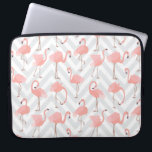 Capa Para Notebook Padrões de Flamingos e Chevrons cor-de-rosa de ten<br><div class="desc">Um design de tendência branca que apresenta um padrão de flamingos cor-de-rosa sobre cinzas leves e um padrão de ziguezague em gesso branco.</div>