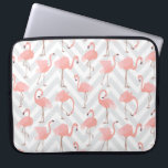 Capa Para Notebook Padrões de Flamingos e Chevrons cor-de-rosa de ten<br><div class="desc">Um design de tendência branca que apresenta um padrão de flamingos cor-de-rosa sobre cinzas leves e um padrão de ziguezague em gesso branco.</div>