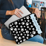 Capa Para Notebook Padrões de pata, patas de cão, preto e branco, seu<br><div class="desc">Padrão bonito,  divertido e adorável com patas brancas sobre fundo preto. Presente moderno e moderno,  perfeito para o amante do cão em sua vida. Personalize adicionando o seu nome,  apelido,  monograma ou iniciais.</div>