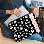 Capa Para Notebook Padrões de pata, patas de cão, preto e branco, seu<br><div class="desc">Padrão bonito,  divertido e adorável com patas brancas sobre fundo preto. Presente moderno e moderno,  perfeito para o amante do cão em sua vida. Personalize adicionando o seu nome,  apelido,  monograma ou iniciais.</div>