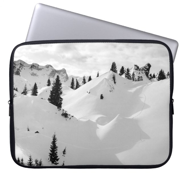 Capa Para Notebook Paisagem Alpina: Montanhas de Árvores Neves (Frente)