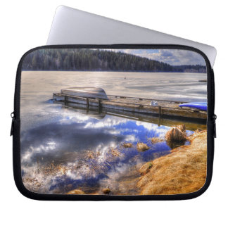 Capa Para Notebook Paisagem do Lago de Inverno e de Kayak
