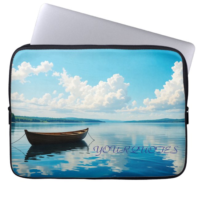 Capa Para Notebook Paisagem Serena do Lago com Barco a Remo de Madeir (Frente)