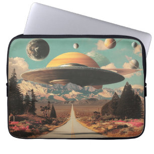 Capa Para Notebook Paisagem Surrealista com Estrada, OVNI e Saturno