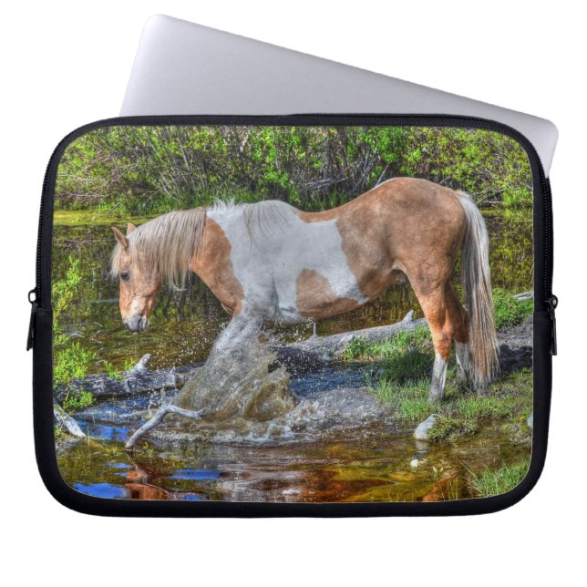 Capa Para Notebook Palomino Paint Horse & Forest Pond (Frente)