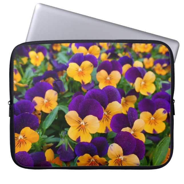Capa Para Notebook Pansy Bloom: Fechamento da Bela do Jardim. (Frente)