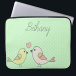 Capa Para Notebook Pássaros de Amor Bonitos na Bolinhas Verde da Casa<br><div class="desc">Bolsa de laptop adorável com ilustração de pássaros amorosos em um fundo pastel verde bolinhas. Opção para personalizar.</div>