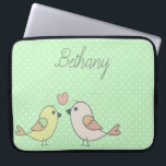 Capa Para Notebook Pássaros de Amor Bonitos na Bolinhas Verde da Casa<br><div class="desc">Bolsa de laptop adorável com ilustração de pássaros amorosos em um fundo pastel verde bolinhas. Opção para personalizar.</div>
