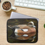 Capa Para Notebook Pato Americano Wigeon no Pond<br><div class="desc">Para fãs da natureza e da vida selvagem! Bolsa de laptop protetora,  perfurada,  que mostra a foto de um pato americano de Wigeon,  também conhecido como Baldpate,  junto com seu reflexo em um lago. Selecione o tamanho da bolsa de laptop.</div>