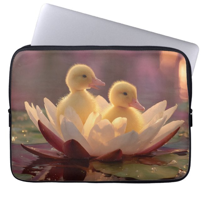 Capa Para Notebook Patos Adoráveis em Flor de Água (Frente)