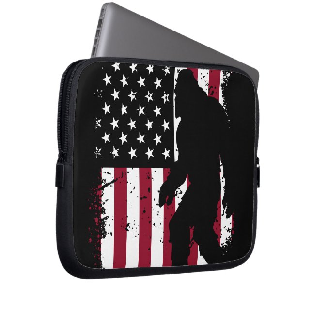 Capa Para Notebook Patriotic Bigfoot – American Flag Sasquatch (Frente Esquerda)