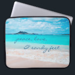 Capa Para Notebook Peace Love Sandy Feet Hawaii Tropical Beach Photo<br><div class="desc">"Paz, amor e pés arenosos." Lembre-se do cheiro fresco de sal do ar do oceano sempre que você usa essa impressionante bolsa de laptop de neoprene fotográfica vibrante. Exalar e explorar a solidão de uma praia havaiana vazia. Esta bolsa de laptop tem três tamanhos: 15", 13" e 10". Faz um...</div>