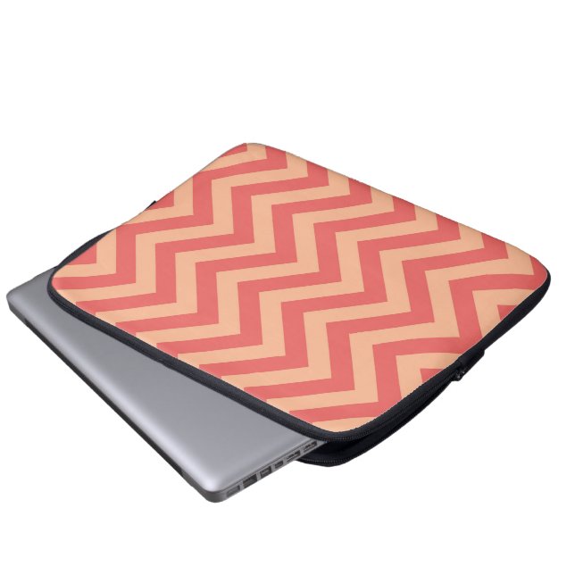 Capa Para Notebook Peach Fuzz e Cranberry Chevron (Frente Inferior)