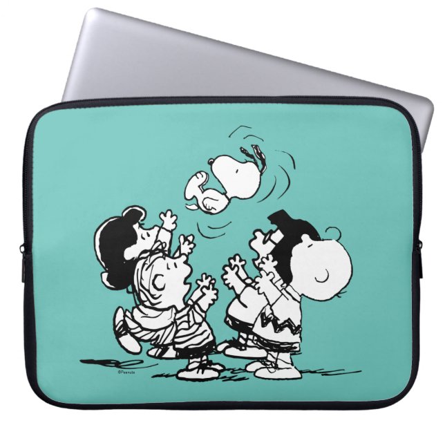 Capa Para Notebook Peanuts Gang Levantando Esnoopia (Frente)