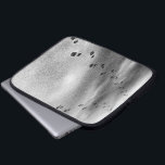 Capa Para Notebook Pegadas em neve<br><div class="desc">Uma poeira de neve fresca cobrir uma rodovia preta com densidades variadas. Dois conjuntos de impressões de inicialização pretas começam lado a lado na parte superior da imagem e divergem à medida que se aproximam do visualizador nesta fotografia vertical, preta e branca. Um conjunto de faixas sai do canto inferior...</div>