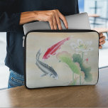 Capa Para Notebook Peixe Koi com Lotus<br><div class="desc">Koi Fish with Lotus é uma pintura de pincel no estilo tradicional chinês "Gongbi". Aquarela e tinta em papel de arroz. Na cultura tradicional chinesa, o peixe é o símbolo da fertilidade e da riqueza. As imagens de peixes também são muitas vezes dadas como presente de casamento à medida que...</div>