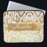 Capa Para Notebook Pele Dourada e branca de Cobra com brilho Dourado<br><div class="desc">Pele Cobra de Zebra branca e Dourada com o caso do nome do monograma da Glitter Dourado. Este caso pode ser personalizado para incluir seu primeiro nome.</div>