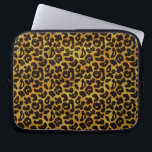 Capa Para Notebook Pele-Impressão com pelo-leopardo<br><div class="desc">Esta bolsa de laptop de design de tendências apresenta um padrão de impressão leopardo esboçado com manchas negras de animais em um fundo de pelagem amarelo-alaranjado e ouro. Traga o gato selvagem em você com este design felino legal. É o ousado perfeito, original em busca de amantes de os animais....</div>